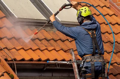 Démoussage et hydrofuge de toiture à Courties